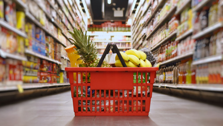 Plafonarea pretului la alimentele de baza, prelungita pana la finalul anului. Klaus Iohannis a promulgat legea Imagine