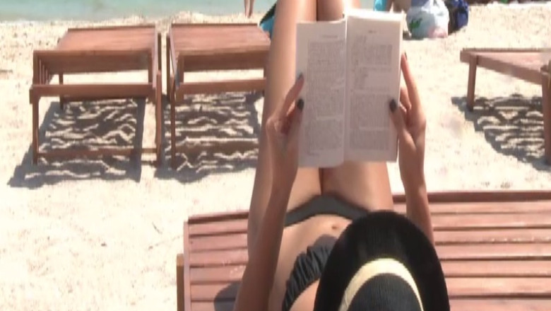 Plaja cu carti de la Vama Veche Imagine