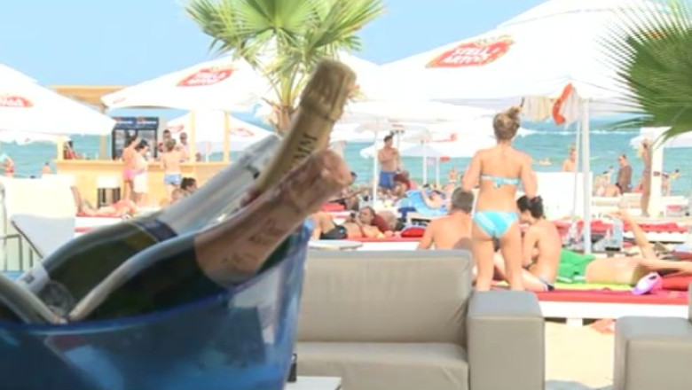 Plaja pentru turisti bogati, la doi pasi de cea pentru cei mai saraci Imagine