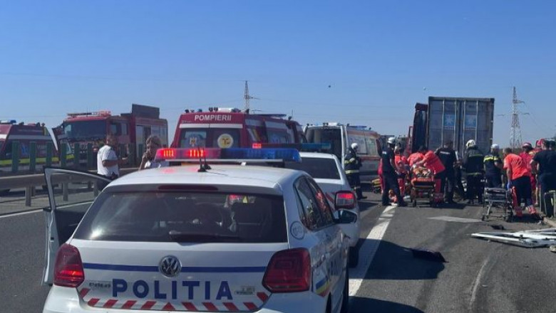 Plan Rosu de Interventie activat dupa un accident grav intre un microbuz si un TIR, pe A4. 12 persoane au fost transportate la spital Imagine