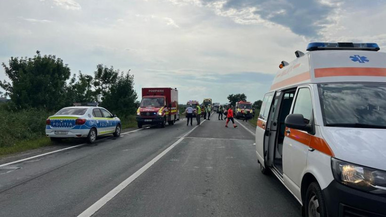 Plan rosu de interventie in judetul Sibiu dupa un accident rutier produs pe DN1 intre un microbuz si un autoturism Imagine