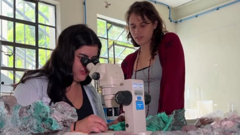 Plastic gasit in rocile de pe o plaja izolata din Brazilia. Descoperirea i-a uimit pe cercetatori Imagine