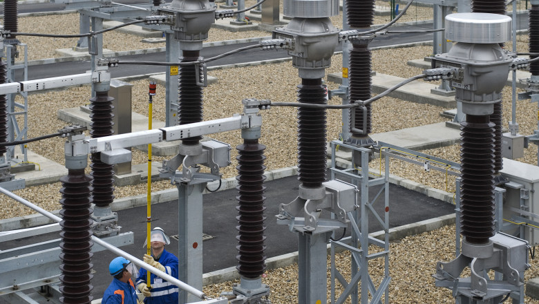 Platim curentul de trei ori mai mult decat pretul de productie. Cum impovareaza statul consumatorii, dar protejeaza marile companii Imagine