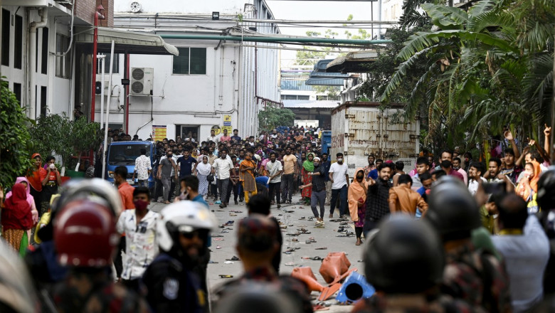 Platiti cu 95 de $ pe luna, muncitorii care fac haine pentru Zara si H&M protesteaza de 2 saptamani in Bangladesh Imagine