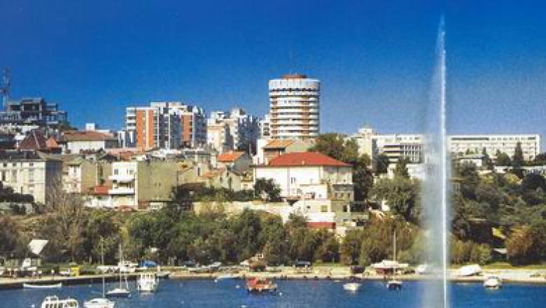 Plimbare de octombrie. Vremea frumoasa i-a scos pe oameni pe promenada din zona veche a orasului Imagine