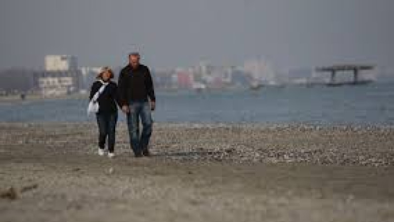 Plimbari pe faleza printre gropi si utilaje. Statiunea Mamaia este transformata in santier  Imagine