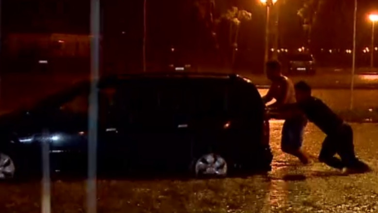 Ploaia si furtuna au facut ravagii. In Constanta au fost inundate mai multe locuinte, beciuri si strazi Imagine