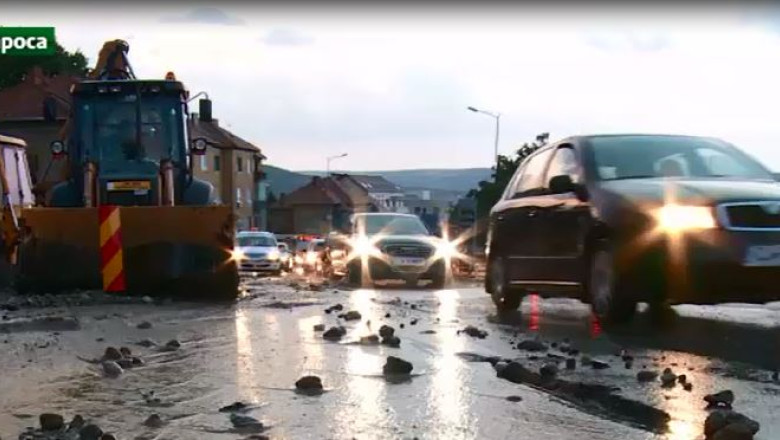 Ploaia torentiala a ingreunat circulatia pe mai multe strazi ale Clujului Imagine