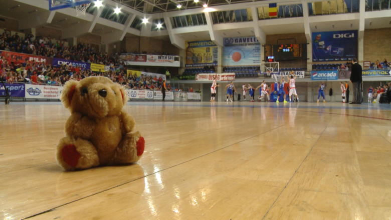 Ploaie de jucarii in Arena Antonio Alexe din Oradea, la un meci de baschet Imagine
