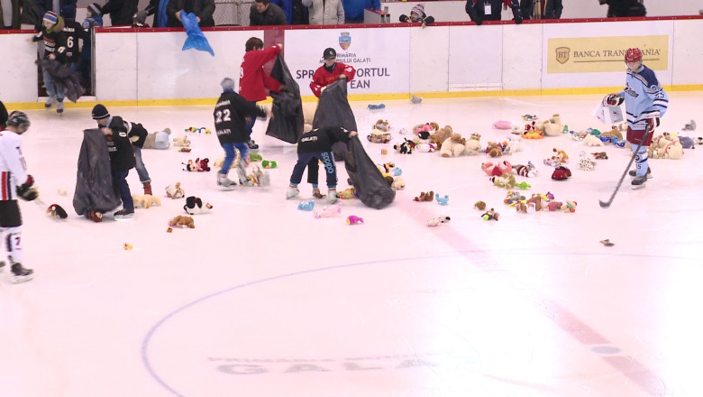 Ploaie de jucarii la patinoar Imagine