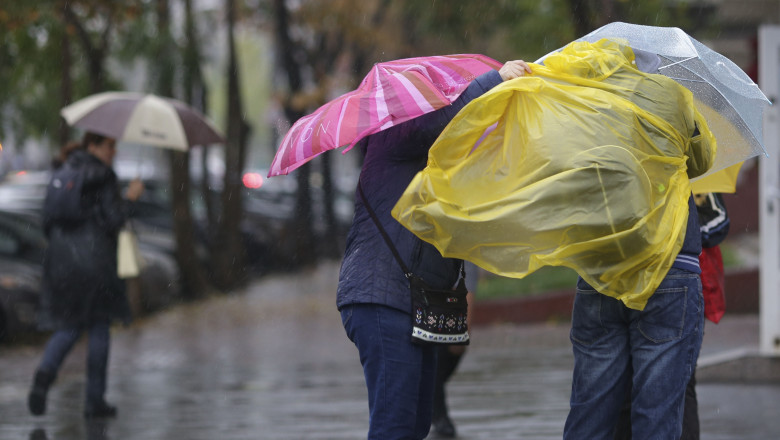 Ploi si vant puternic in toata tara. Meteorologii anunta o schimbare radicala a vremii pentru urmatoarele zile Imagine