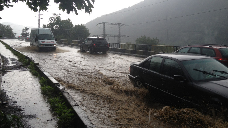 Ploi torentiale pe Valea Prahovei. Traficul a fost deviat pe DN1 A Imagine
