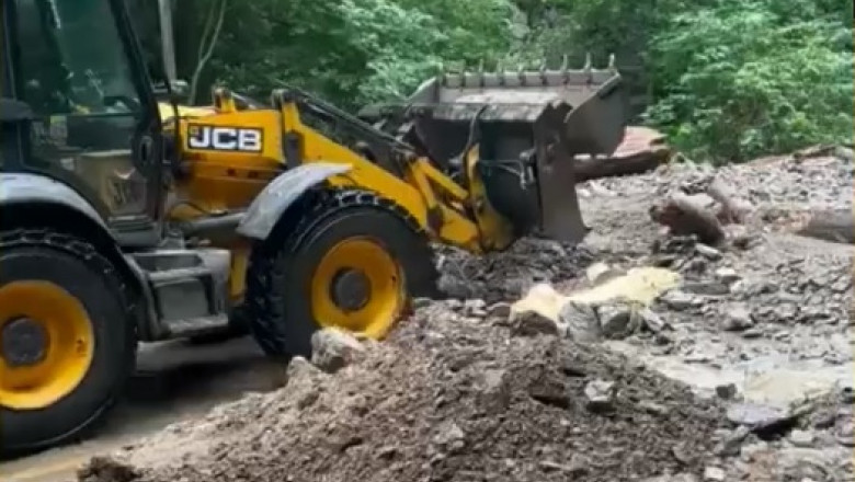 Ploile au adus pe Transalpina noroi, pietre si ramuri de copaci. Se poate circula doar pe un singur sens Imagine