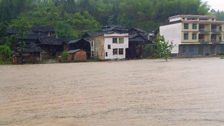 Ploile torentiale au distrus o fabrica din China. 18 persoane au murit in urma prabusirii Imagine
