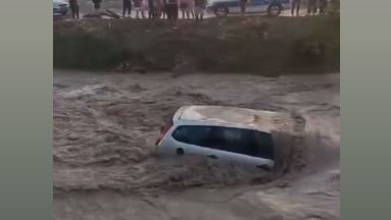 Ploile torentiale si grindina au facut prapad in tara: Trei masini au fost luate de ape in Prahova. Au fost trimise mesaje RO-Alert Imagine
