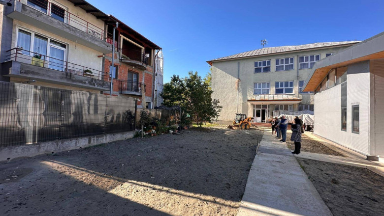 Poarta dintr-o curte privata, deschisa direct in curtea unei scoli din Pitesti. Cristian Gentea: „Am vazut multe de cand sunt primar” Imagine