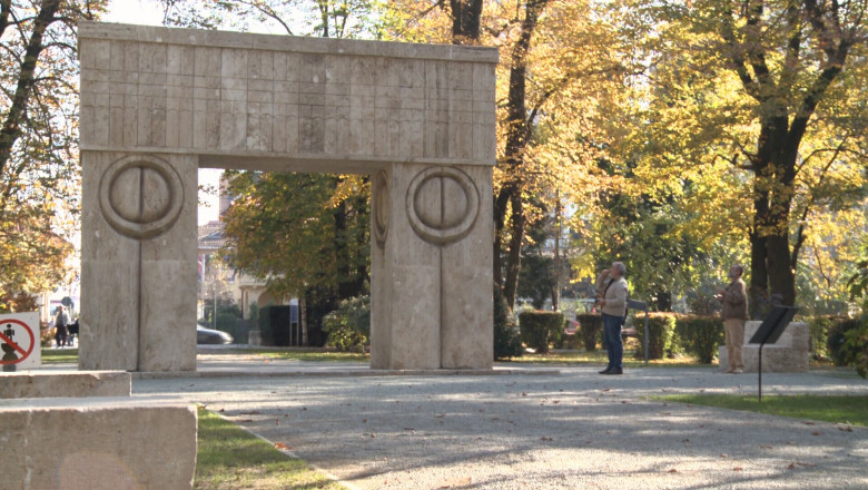 „Poarta Sarutului”, analizata de experti straini Imagine