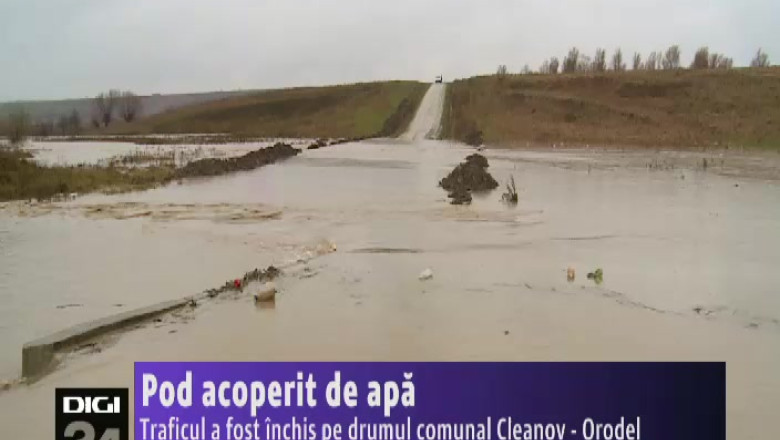 Pod acoperit de apa. Traficul a fost inchis pe drumul comunal Cleanov - Orodel Imagine