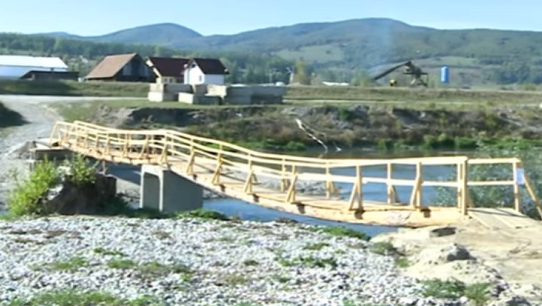 Pod peste Olt, construit de localnici. Autoritatile au demolat vechiul pod, dar nu au ridicat altul in loc Imagine