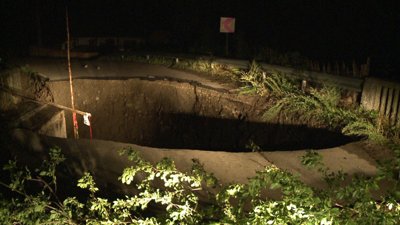 Pod prabusit in Vrancea. In urma unei ploi torentiale, podul din comuna Nistoresti s-a rupt Imagine