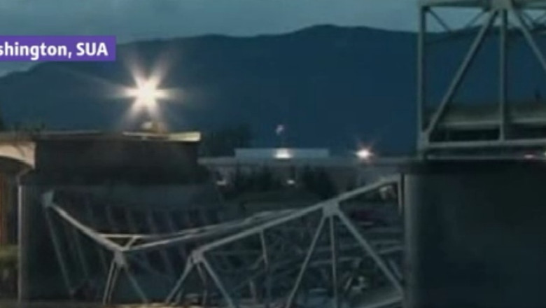 Pod prabusit in Washington, mai multe masini cazute in rau Imagine