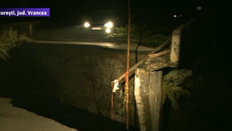 Pod rupt in Vrancea. Peste 2.000 de oameni sunt izolati de aseara Imagine