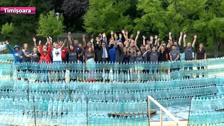 Podul din PET-uri de la Timisoara a fost lansat la apa Imagine