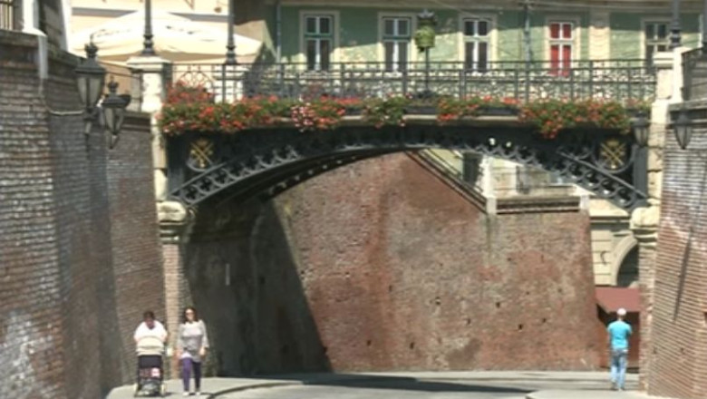Podul Minciunilor de la Sibiu. Lacatele lasate de turisti afecteaza stabilitatea podului  Imagine