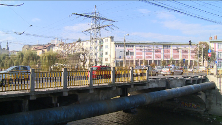 Podul surpat in august, reconstruit abia in 2014 Imagine