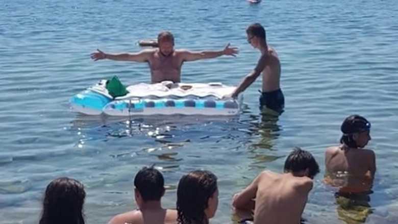 Polemica in Italia, dupa ce un preot a tinut o slujba in slip, pe un altar dintr-o saltea gonflabila Imagine