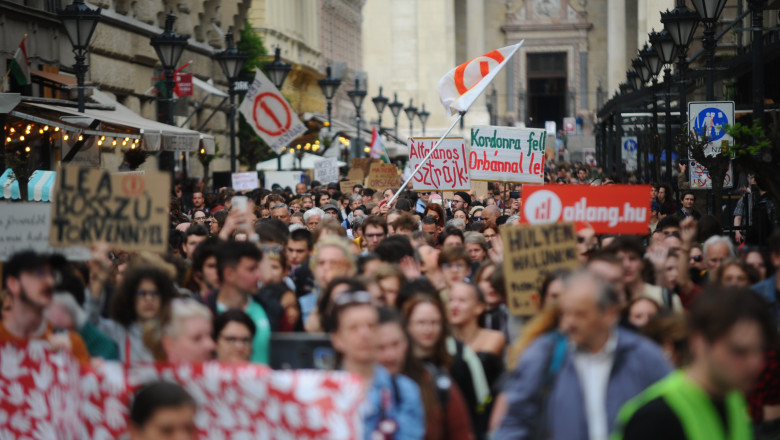 Politia a tras cu gaze lacrimogene in adolescenti care protestau fata de reformele lui Viktor Orban in domeniul educatiei Imagine