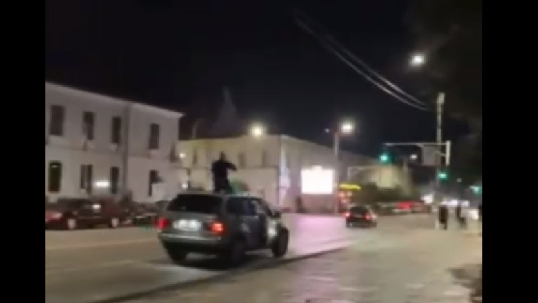 Politia, apel la parinti dupa ce a amendat un tanar care conducea cu un pasager iesit prin trapa si muzica tare: „Dispret fata de lege” Imagine