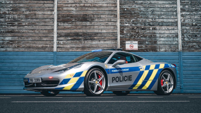 Politia ceha a transformat un Ferrari confiscat de la infractori in masina de urmariri pe sosele Imagine