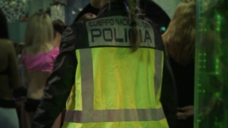 Politia din Spania foloseste imaginea unui pasaport romanesc intr-o campanie impotriva traficului de persoane Imagine