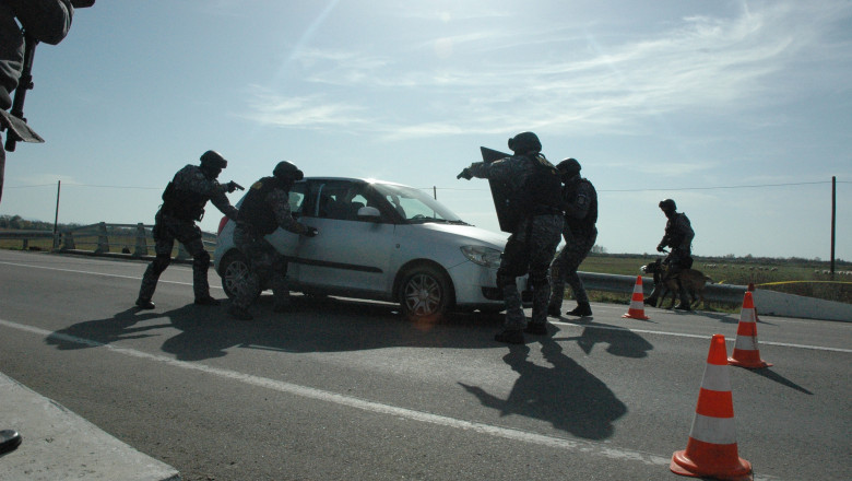 Politia, exercitiu de serial politist. Urmarire peste frontiera, dupa cei care au spart o banca Imagine