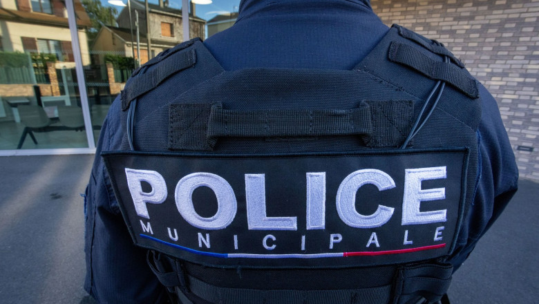 Politia franceza a arestat un adolescent de 17 ani, banuit ca planuia atacuri asupra unor ambasade sau cladiri oficiale Imagine