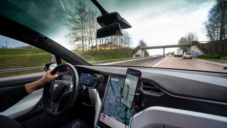 Politia germana s-a chinuit 15 minute sa-l trezeasca pe un sofer care a adormit la volanul masinii sale Tesla pe autostrada Imagine