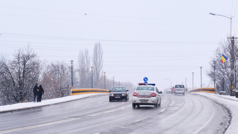 Politia ii amendeaza pe soferii care nu au montat anvelopele de iarna pentru drumurile acoperite de zapada sau polei Imagine