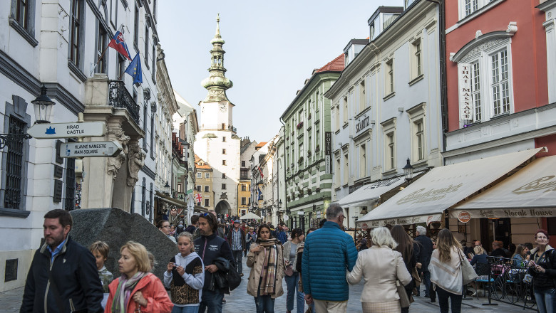 Politia slovaca vine cu clarificari dupa ce parlamentul a limitat viteza pietonilor la 6 km/h. Da, dupa autobuz poti sa fugi Imagine
