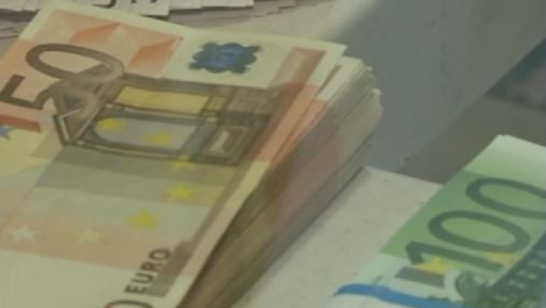 Politia spaniola a capturat un transport masiv de bancnote euro false Imagine