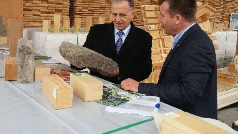 Politicienii au furat startul campaniei electorale. Mircea Geoana, in vizita la o fabrica de cherestea, iar Calin Popescu -Tariceanu, la una de magiun Imagine