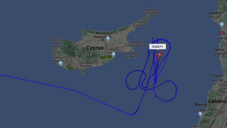 Politico: Un avion american „a desenat” un penis pe cer langa o baza ruseasca Imagine