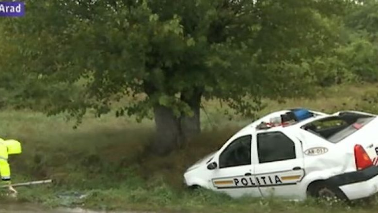 Politist baut, accident cu masina de serviciu. Mama agentului, aflata in masina, a fost ranita usor Imagine