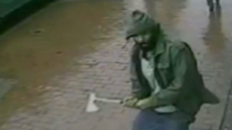 Politisti atacati cu toporul in New York Imagine