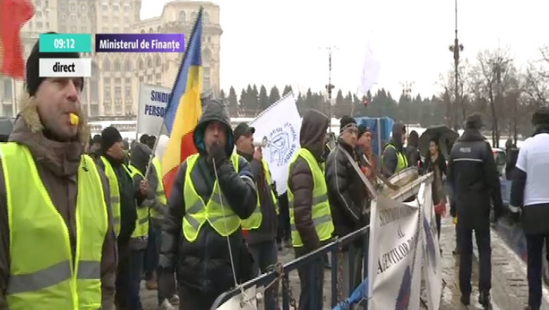 Politisti legati in lanturi in fata Ministerului de Finante Imagine