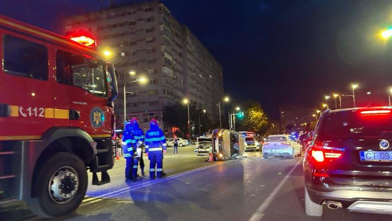 Politisti raniti in accident, dupa ce autospeciala aflata in misiune s-a izbit de o masina care nu i-a acordat prioritate Imagine