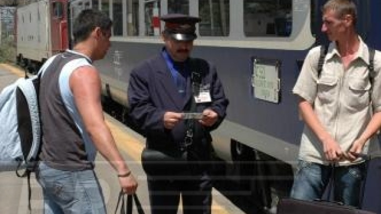 Politistii calatoresc impreuna cu turistii, in trenuri, de Ziua Marinei ca sa-i apere de hoti Imagine
