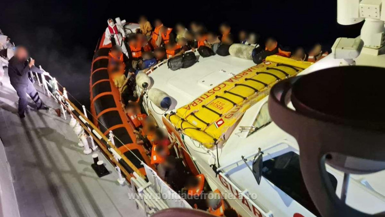 Politistii de frontiera romani au salvat 147 de oameni aflati la bordul unui iaht avariat in Marea Mediterana Imagine