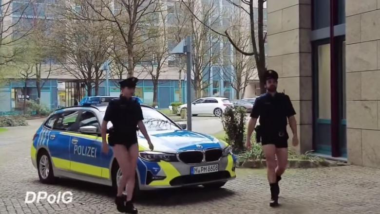 Politistii din Bavaria au renuntat la pantaloni, ca protest ca ministerul nu le da uniforme Imagine