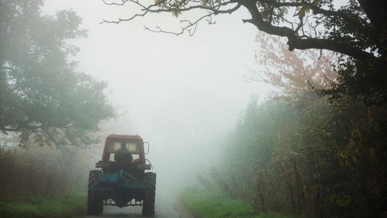 Politistii din Vaslui au oprit un tractorist fara lumini si numere si au descoperit ca era si beat Imagine
